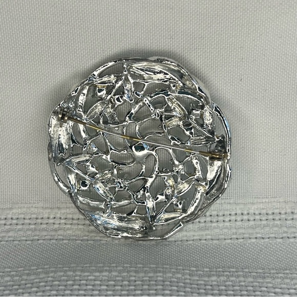 💥SALE VTG‎ AB Brooch Round Silver-tone EUC - Picture 2 of 5